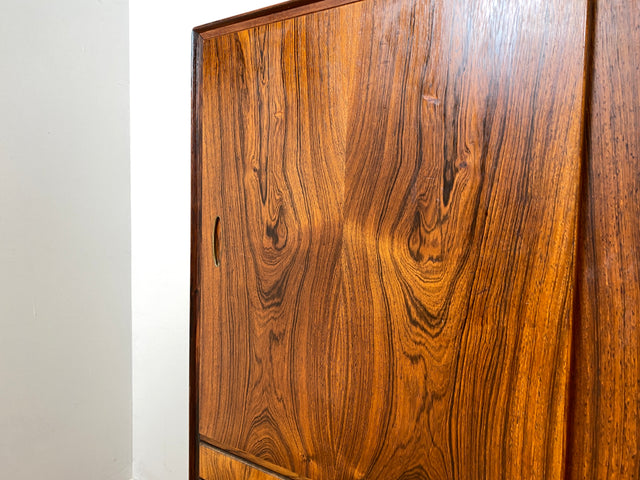 WMK Hochwertiges skandinavisches Mid-Century Highboard aus vollem Holz im seltenem Rio Palisander mit Schiebetüren und Schubladen I Sideboard Schrank Cabinet Danish Design 60er Rosewood Berlin Hamburg
