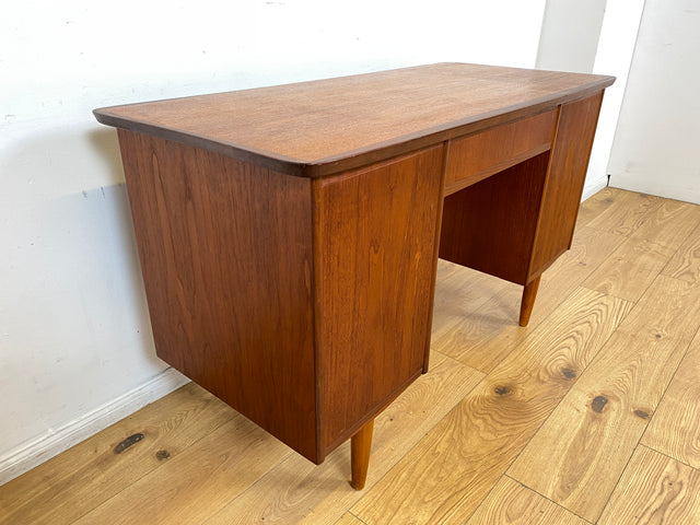 WMK I Stilvoller skandinavischer Mid-Century Schreibtisch in Teakholz , freistellend, mit Schubladen und Holzgriffen I Writing Desk Arbeitstisch Bürotisch Danish Design 50er 60er Berlin Köln Hamburg