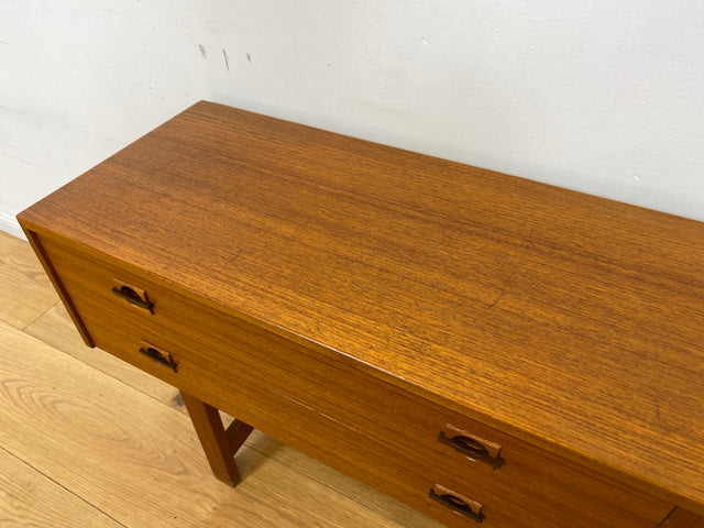 WMK I Stilvolles kleines skandinavisches Lowboard in Teakholz, mit Schubladen und Holzgriffen I Kommode TV Board Bank Fernsehkommode Sideboard Danisch Design Vintage Mid-Century Berlin Bayern Hamburg