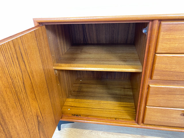 WMK # Zeitlos schöne Kommode aus skandinavischem Möbelkorpus in Teakholz auf Metallfüßen # Sideboard Wäschekommode Schubladenkommode TV-Bank TV-Lowboard Danish Design Mid-Century Vintage Hairpin Teak