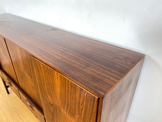 WMK Hochwertiges skandinavisches Mid-Century Highboard aus vollem Holz im seltenem Rio Palisander mit Schiebetüren und Schubladen I Sideboard Schrank Cabinet Danish Design 60er Rosewood Berlin Hamburg