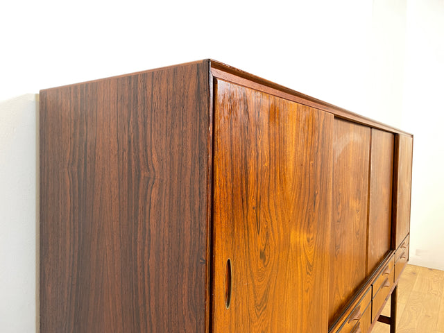 WMK Hochwertiges skandinavisches Mid-Century Highboard aus vollem Holz im seltenem Rio Palisander mit Schiebetüren und Schubladen I Sideboard Schrank Cabinet Danish Design 60er Rosewood Berlin Hamburg