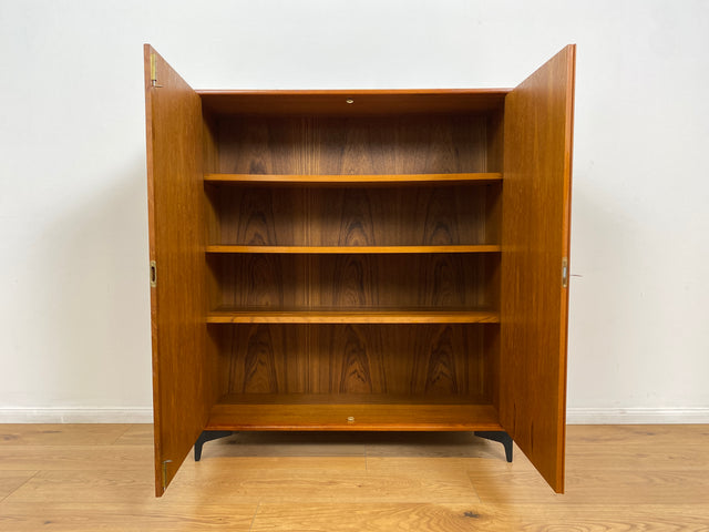 WMK # Stilvolles skandinavisches Highboard in Teakholz auf neuen Metallfüßen # Kommode Sideboard Bücherschrank Wäschekommode Wäscheschrank Schuhschrank Danish Design Mid-Century Vintage Upcycling Teak
