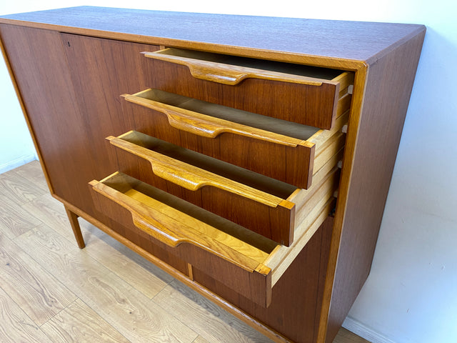 WMK I Hochwertiges skandinavisches Mid-Century Designer Highboard von Bertil Fridhagen für Bodafors , Vollholz in Teak I Sideboard Kommode Schrank Danish Design Vintage 60er Köln Regensburg Teakholz