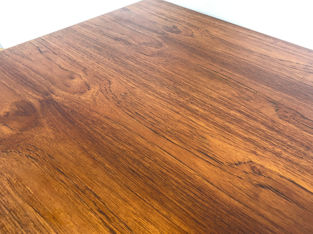 WMK I Stilvoller skandinavischer Mid-Century Schreibtisch in Teakholz , freistellend, mit Regal Rückseite I Desk Cheftisch Bürotisch Bureau Danish Design Vintage 50er 60er Teak Berlin Hamburg München