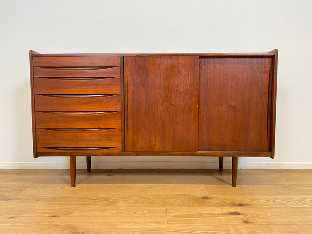 WMK # Hochwertiges skandinavisches Mid-Century Designer Sideboard von Arne Vodder , Vollholz in Teak mit Schiebetüren und Schubladen # Kommode Highboard Schrank Anrichte Danish Design Vintage Teakholz