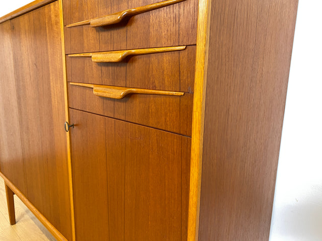 WMK I Hochwertiges skandinavisches Mid-Century Designer Highboard von Bertil Fridhagen für Bodafors , Vollholz in Teak I Sideboard Kommode Schrank Danish Design Vintage 60er Köln Regensburg Teakholz