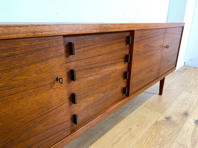 WMK I Stilvolles skandinavisches Mid-Century Sideboard , Vollholz in Teak, mit Schubladen & Palisander Griffen # Kommode Schrank Anrichte TV Bank Lowboard Danish Design Vintage Teakholz Berlin Dresden
