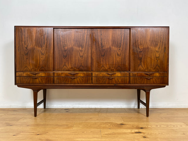 WMK Hochwertiges skandinavisches Mid-Century Highboard aus vollem Holz im seltenem Rio Palisander mit Schiebetüren und Schubladen I Sideboard Schrank Cabinet Danish Design 60er Rosewood Berlin Hamburg