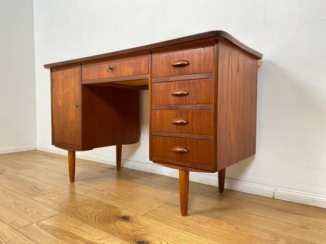 WMK I Stilvoller skandinavischer Mid-Century Schreibtisch in Teakholz , freistellend, mit Schubladen und Holzgriffen I Writing Desk Arbeitstisch Bürotisch Danish Design 50er 60er Berlin Köln Hamburg