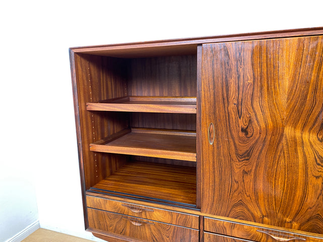 WMK Hochwertiges skandinavisches Mid-Century Highboard aus vollem Holz im seltenem Rio Palisander mit Schiebetüren und Schubladen I Sideboard Schrank Cabinet Danish Design 60er Rosewood Berlin Hamburg