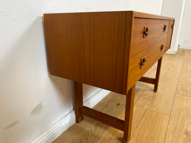 WMK I Stilvolles kleines skandinavisches Lowboard in Teakholz, mit Schubladen und Holzgriffen I Kommode TV Board Bank Fernsehkommode Sideboard Danisch Design Vintage Mid-Century Berlin Bayern Hamburg