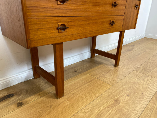 WMK I Stilvolles kleines skandinavisches Lowboard in Teakholz, mit Schubladen und Holzgriffen I Kommode TV Board Bank Fernsehkommode Sideboard Danisch Design Vintage Mid-Century Berlin Bayern Hamburg