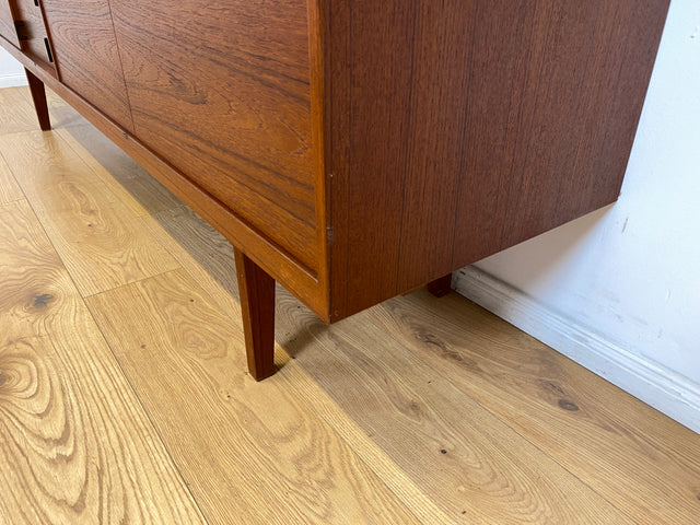 WMK I Stilvolles skandinavisches Mid-Century Sideboard , Vollholz in Teak, mit Schubladen & Palisander Griffen # Kommode Schrank Anrichte TV Bank Lowboard Danish Design Vintage Teakholz Berlin Dresden