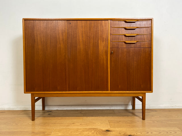 WMK I Hochwertiges skandinavisches Mid-Century Designer Highboard von Bertil Fridhagen für Bodafors , Vollholz in Teak I Sideboard Kommode Schrank Danish Design Vintage 60er Köln Regensburg Teakholz