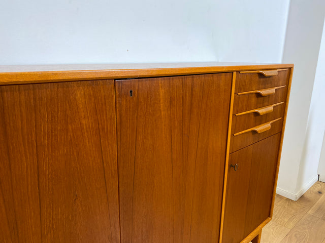 WMK I Hochwertiges skandinavisches Mid-Century Designer Highboard von Bertil Fridhagen für Bodafors , Vollholz in Teak I Sideboard Kommode Schrank Danish Design Vintage 60er Köln Regensburg Teakholz