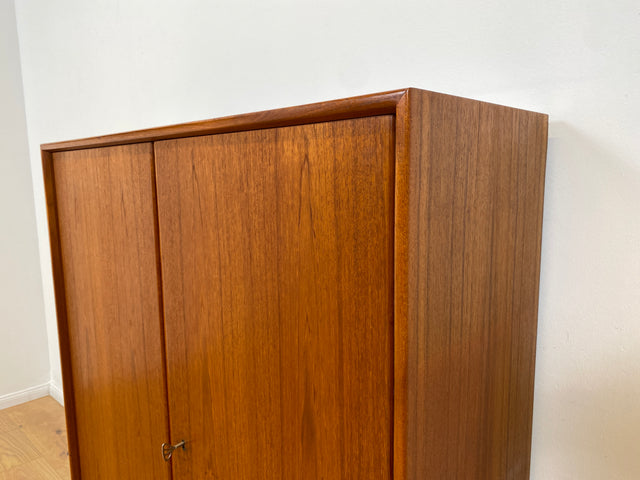 WMK # Stilvolles skandinavisches Highboard in Teakholz auf neuen Metallfüßen # Kommode Sideboard Bücherschrank Wäschekommode Wäscheschrank Schuhschrank Danish Design Mid-Century Vintage Upcycling Teak