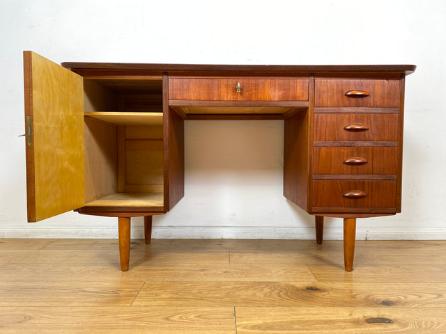 WMK I Stilvoller skandinavischer Mid-Century Schreibtisch in Teakholz , freistellend, mit Schubladen und Holzgriffen I Writing Desk Arbeitstisch Bürotisch Danish Design 50er 60er Berlin Köln Hamburg