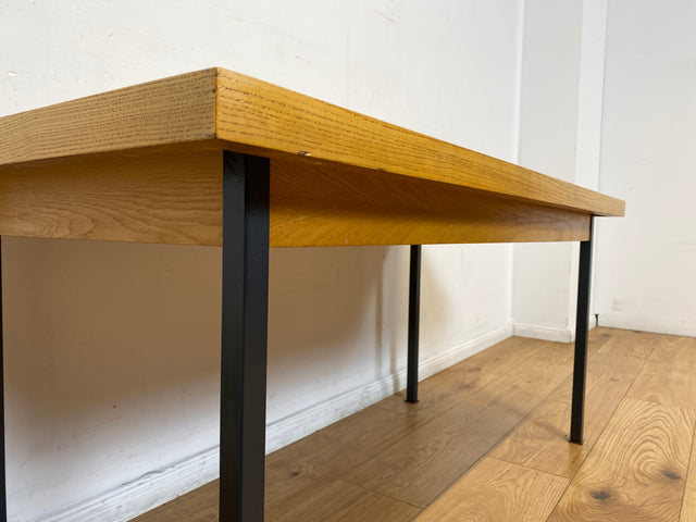 WMK I Minimalistischer Salontisch von VEB Hellerau aus 1966 in Sen Esche auf schwarzen Metallfüßen I Tisch Esstisch Couchtisch Küchentisch DDR Mid-Century Industrie Design 70er Berlin Leipzig Dresden