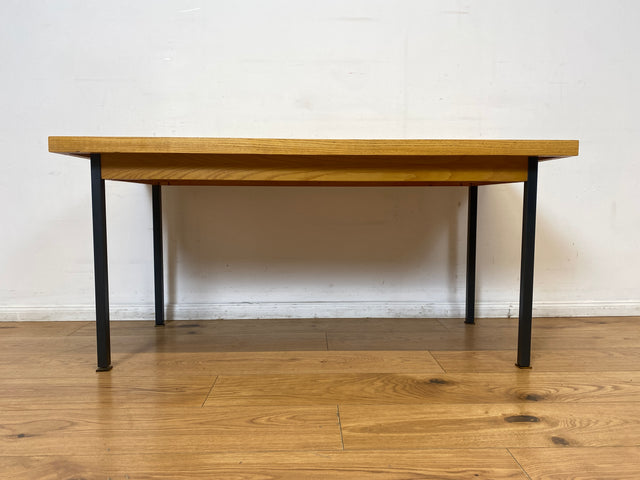 WMK I Minimalistischer Salontisch von VEB Hellerau aus 1966 in Sen Esche auf schwarzen Metallfüßen I Tisch Esstisch Couchtisch Küchentisch DDR Mid-Century Industrie Design 70er Berlin Leipzig Dresden
