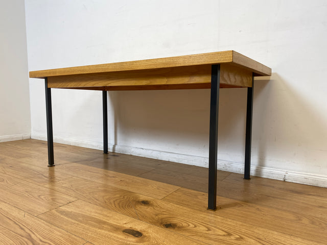 WMK I Minimalistischer Salontisch von VEB Hellerau aus 1966 in Sen Esche auf schwarzen Metallfüßen I Tisch Esstisch Couchtisch Küchentisch DDR Mid-Century Industrie Design 70er Berlin Leipzig Dresden