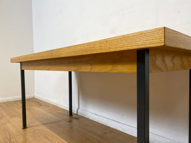 WMK I Minimalistischer Salontisch von VEB Hellerau aus 1966 in Sen Esche auf schwarzen Metallfüßen I Tisch Esstisch Couchtisch Küchentisch DDR Mid-Century Industrie Design 70er Berlin Leipzig Dresden