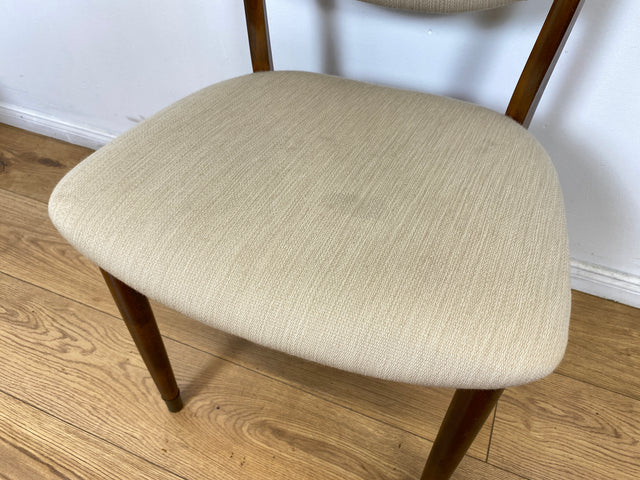 WMK # Set aus 4 formschönen, gemütlichen & sehr gut erhaltenen skandinavischen 50er Jahre Stühlen mit beigem Sitzbezug # Esszimmerstühle Küchenstühle Holzstühle Polsterstühle Mid-Century Vintage 4er