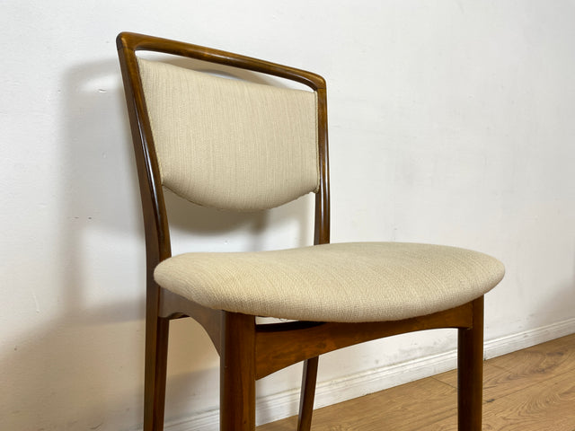 WMK # Set aus 4 formschönen, gemütlichen & sehr gut erhaltenen skandinavischen 50er Jahre Stühlen mit beigem Sitzbezug # Esszimmerstühle Küchenstühle Holzstühle Polsterstühle Mid-Century Vintage 4er