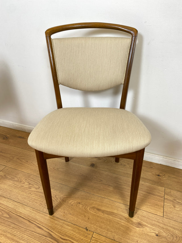 WMK # Set aus 4 formschönen, gemütlichen & sehr gut erhaltenen skandinavischen 50er Jahre Stühlen mit beigem Sitzbezug # Esszimmerstühle Küchenstühle Holzstühle Polsterstühle Mid-Century Vintage 4er