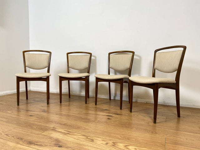 WMK # Set aus 4 formschönen, gemütlichen & sehr gut erhaltenen skandinavischen 50er Jahre Stühlen mit beigem Sitzbezug # Esszimmerstühle Küchenstühle Holzstühle Polsterstühle Mid-Century Vintage 4er