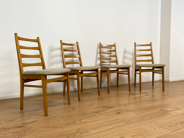 WMK # Set aus 4 formschönen, bequemen und gut erhaltenen 60er Jahre Stühlen aus Buchenholz mit dezentem Originalbezug # Stühle Küchenstühle Esszimmerstühle Holzstühle Dining Chairs Mid-Century Vintage