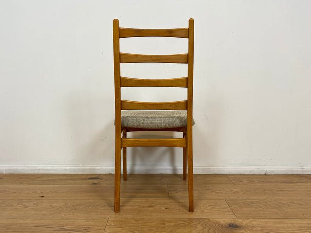 WMK # Set aus 4 formschönen, bequemen und gut erhaltenen 60er Jahre Stühlen aus Buchenholz mit dezentem Originalbezug # Stühle Küchenstühle Esszimmerstühle Holzstühle Dining Chairs Mid-Century Vintage