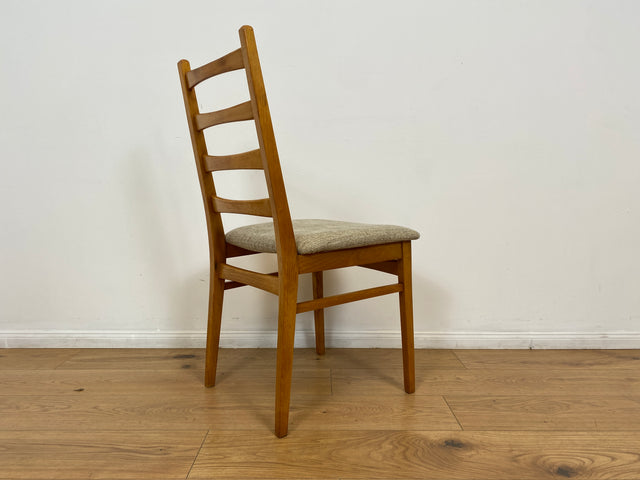 WMK # Set aus 4 formschönen, bequemen und gut erhaltenen 60er Jahre Stühlen aus Buchenholz mit dezentem Originalbezug # Stühle Küchenstühle Esszimmerstühle Holzstühle Dining Chairs Mid-Century Vintage