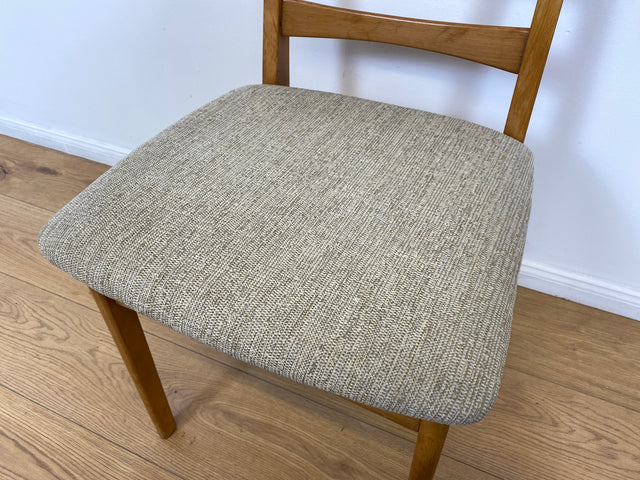 WMK # Set aus 4 formschönen, bequemen und gut erhaltenen 60er Jahre Stühlen aus Buchenholz mit dezentem Originalbezug # Stühle Küchenstühle Esszimmerstühle Holzstühle Dining Chairs Mid-Century Vintage