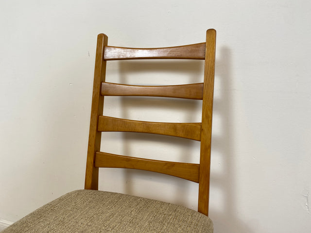 WMK # Set aus 4 formschönen, bequemen und gut erhaltenen 60er Jahre Stühlen aus Buchenholz mit dezentem Originalbezug # Stühle Küchenstühle Esszimmerstühle Holzstühle Dining Chairs Mid-Century Vintage