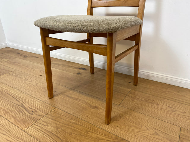 WMK # Set aus 4 formschönen, bequemen und gut erhaltenen 60er Jahre Stühlen aus Buchenholz mit dezentem Originalbezug # Stühle Küchenstühle Esszimmerstühle Holzstühle Dining Chairs Mid-Century Vintage