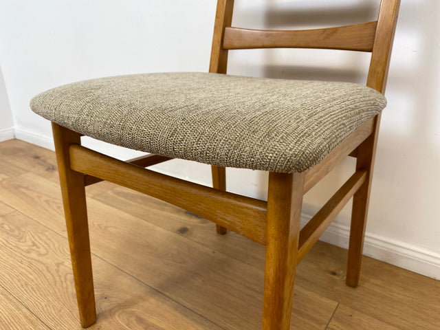 WMK # Set aus 4 formschönen, bequemen und gut erhaltenen 60er Jahre Stühlen aus Buchenholz mit dezentem Originalbezug # Stühle Küchenstühle Esszimmerstühle Holzstühle Dining Chairs Mid-Century Vintage