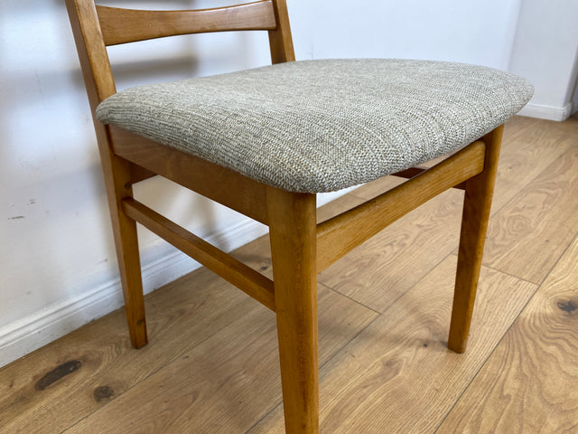 WMK # Set aus 4 formschönen, bequemen und gut erhaltenen 60er Jahre Stühlen aus Buchenholz mit dezentem Originalbezug # Stühle Küchenstühle Esszimmerstühle Holzstühle Dining Chairs Mid-Century Vintage
