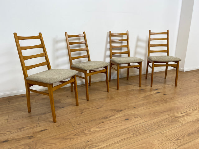 WMK # Set aus 4 formschönen, bequemen und gut erhaltenen 60er Jahre Stühlen aus Buchenholz mit dezentem Originalbezug # Stühle Küchenstühle Esszimmerstühle Holzstühle Dining Chairs Mid-Century Vintage