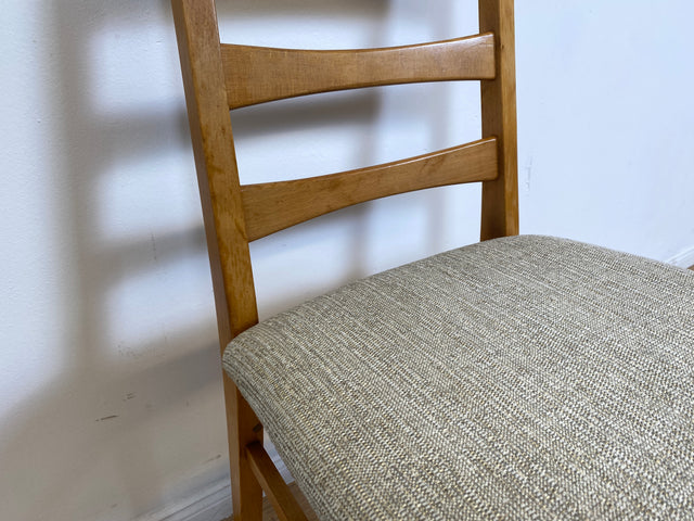 WMK # Set aus 4 formschönen, bequemen und gut erhaltenen 60er Jahre Stühlen aus Buchenholz mit dezentem Originalbezug # Stühle Küchenstühle Esszimmerstühle Holzstühle Dining Chairs Mid-Century Vintage