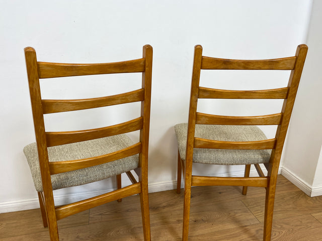 WMK # Set aus 4 formschönen, bequemen und gut erhaltenen 60er Jahre Stühlen aus Buchenholz mit dezentem Originalbezug # Stühle Küchenstühle Esszimmerstühle Holzstühle Dining Chairs Mid-Century Vintage