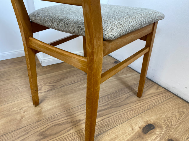 WMK # Set aus 4 formschönen, bequemen und gut erhaltenen 60er Jahre Stühlen aus Buchenholz mit dezentem Originalbezug # Stühle Küchenstühle Esszimmerstühle Holzstühle Dining Chairs Mid-Century Vintage