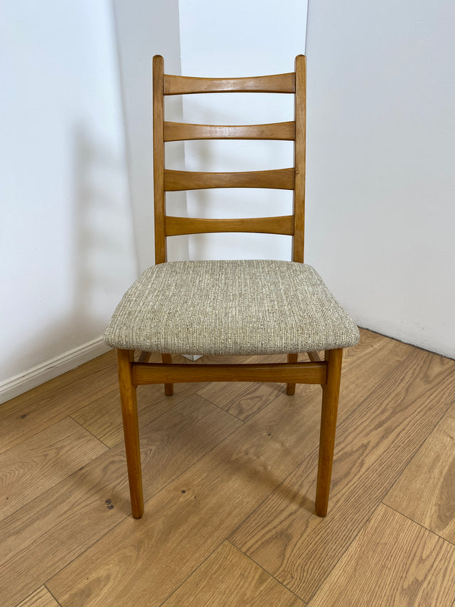 WMK # Set aus 4 formschönen, bequemen und gut erhaltenen 60er Jahre Stühlen aus Buchenholz mit dezentem Originalbezug # Stühle Küchenstühle Esszimmerstühle Holzstühle Dining Chairs Mid-Century Vintage