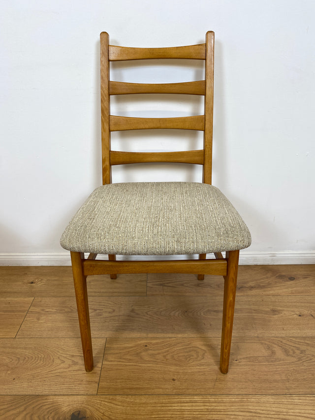 WMK # Set aus 4 formschönen, bequemen und gut erhaltenen 60er Jahre Stühlen aus Buchenholz mit dezentem Originalbezug # Stühle Küchenstühle Esszimmerstühle Holzstühle Dining Chairs Mid-Century Vintage