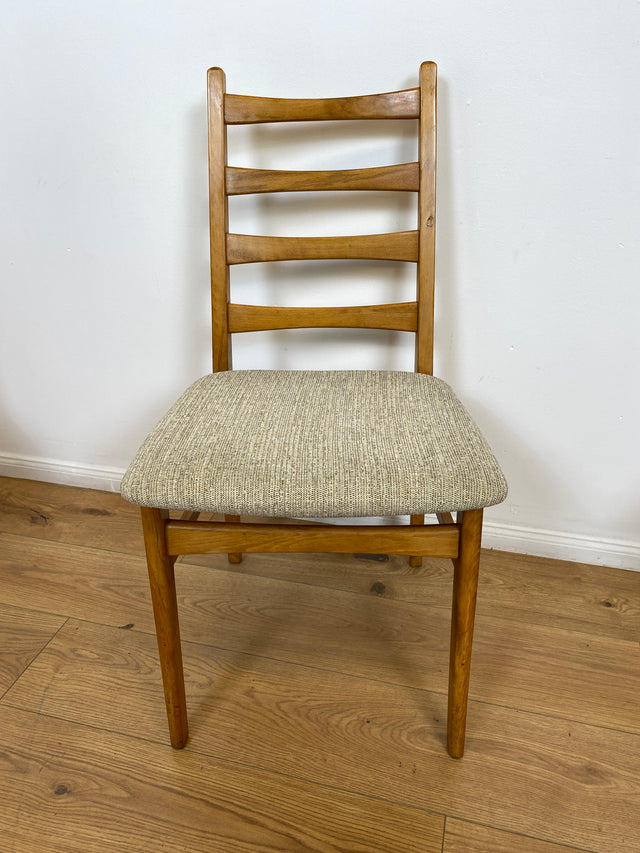 WMK # Set aus 4 formschönen, bequemen und gut erhaltenen 60er Jahre Stühlen aus Buchenholz mit dezentem Originalbezug # Stühle Küchenstühle Esszimmerstühle Holzstühle Dining Chairs Mid-Century Vintage