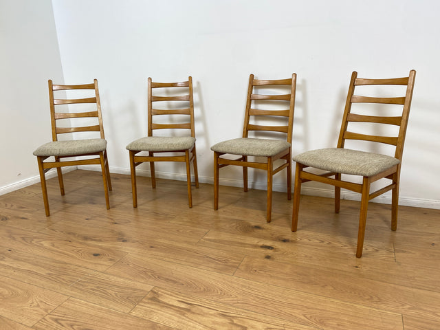 WMK # Set aus 4 formschönen, bequemen und gut erhaltenen 60er Jahre Stühlen aus Buchenholz mit dezentem Originalbezug # Stühle Küchenstühle Esszimmerstühle Holzstühle Dining Chairs Mid-Century Vintage