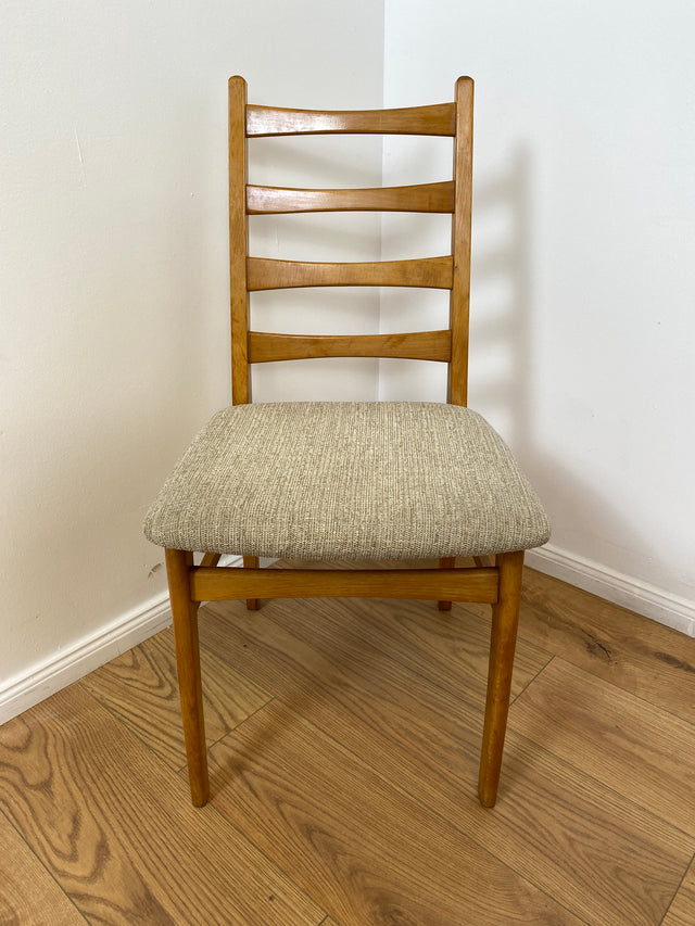WMK # Set aus 4 formschönen, bequemen und gut erhaltenen 60er Jahre Stühlen aus Buchenholz mit dezentem Originalbezug # Stühle Küchenstühle Esszimmerstühle Holzstühle Dining Chairs Mid-Century Vintage