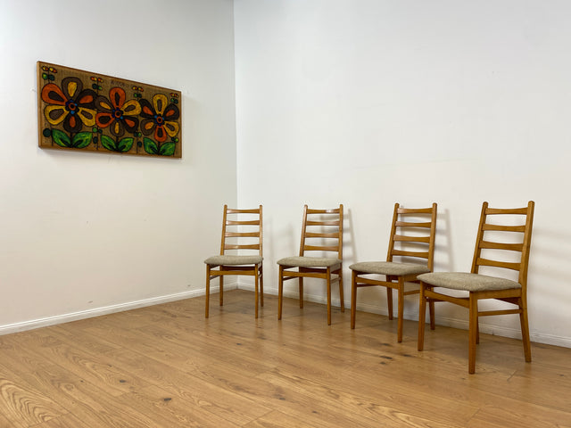 WMK # Set aus 4 formschönen, bequemen und gut erhaltenen 60er Jahre Stühlen aus Buchenholz mit dezentem Originalbezug # Stühle Küchenstühle Esszimmerstühle Holzstühle Dining Chairs Mid-Century Vintage