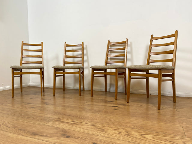 WMK # Set aus 4 formschönen, bequemen und gut erhaltenen 60er Jahre Stühlen aus Buchenholz mit dezentem Originalbezug # Stühle Küchenstühle Esszimmerstühle Holzstühle Dining Chairs Mid-Century Vintage