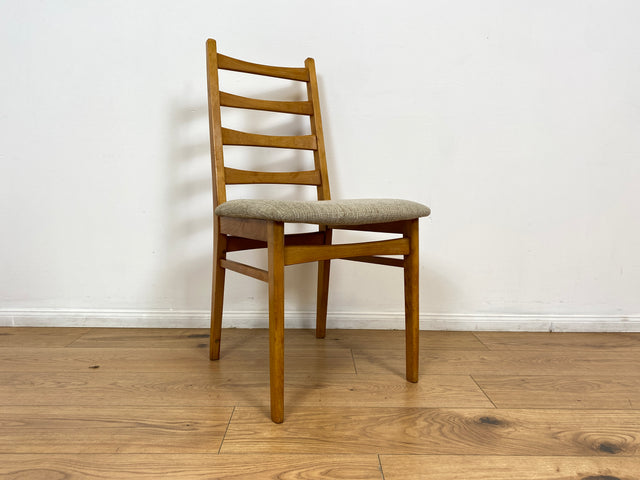 WMK # Set aus 4 formschönen, bequemen und gut erhaltenen 60er Jahre Stühlen aus Buchenholz mit dezentem Originalbezug # Stühle Küchenstühle Esszimmerstühle Holzstühle Dining Chairs Mid-Century Vintage
